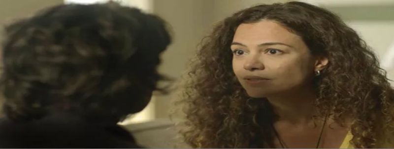 Selma vai até a casa de Maura e diz que quer ficar com ela